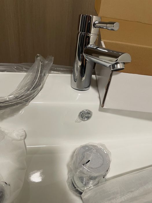 Шкаф за баня с мивка и смесител