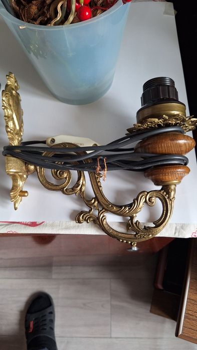 Продам люстры и настольные лампы