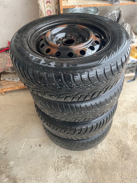 Зимние шины (шипы) размер 16