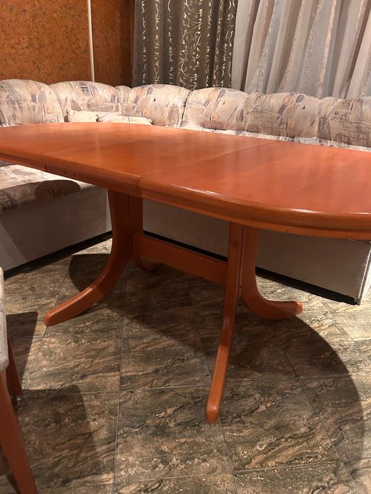 Продавам масивна маса от дъб със столове