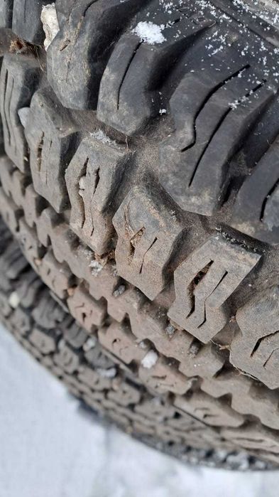 Продам комплект резины на Ниву