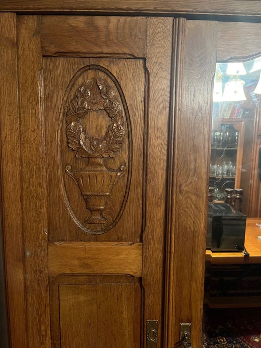 Масивен дъбов гардероб