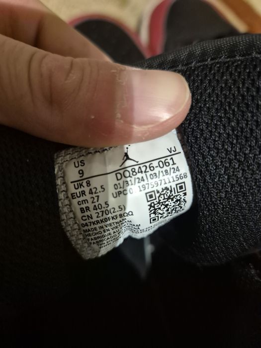 Jordan 1 mid pe rosu