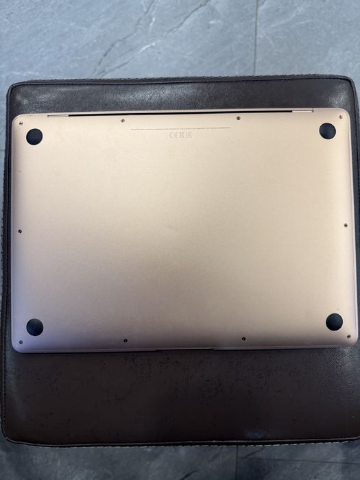 MacBook air m1,2020. Baterie 93% .