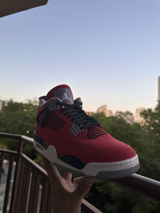 Jordan 4 retro ,,Toro Bravo”