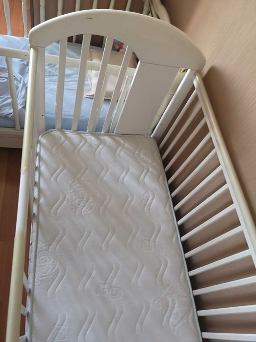 Продавам изключително запазена детска кошара с матрак
