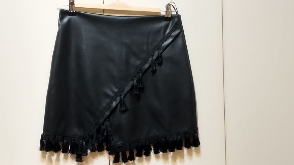 Къса черна пола от еко кожа
