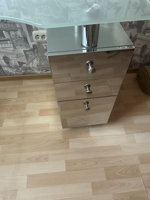 Стол для маникюра.