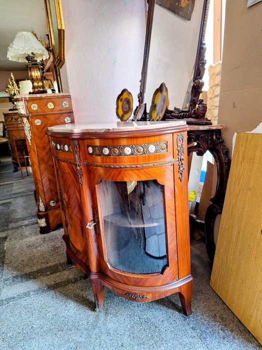 Бароково витринно шкафче