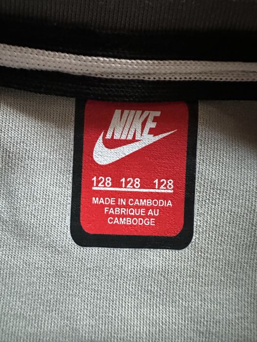 Детски,памучен,сив екип Nike със зелено лого,активен джоб на ръкава на горнището