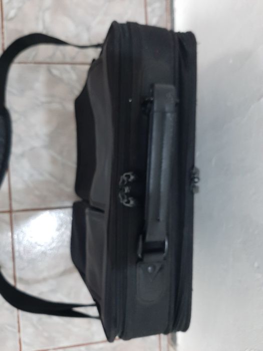 Vând geantă de laptop second-hand
