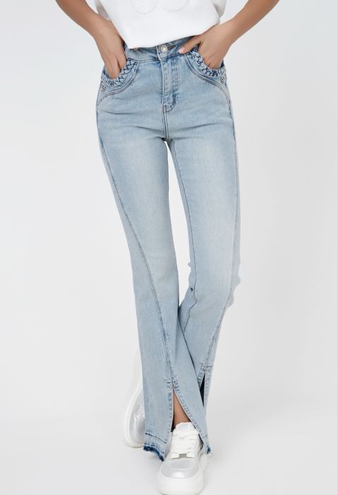 Светли дънки с камъни