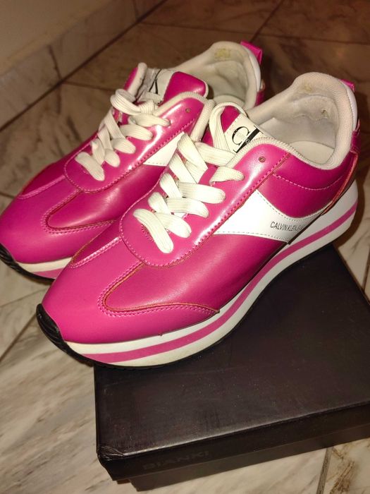 бели кожени сникърси