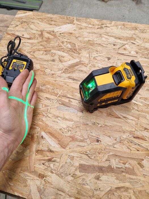 Laser 2 Linii Lumina Verde Dewalt DCE088G Nivela