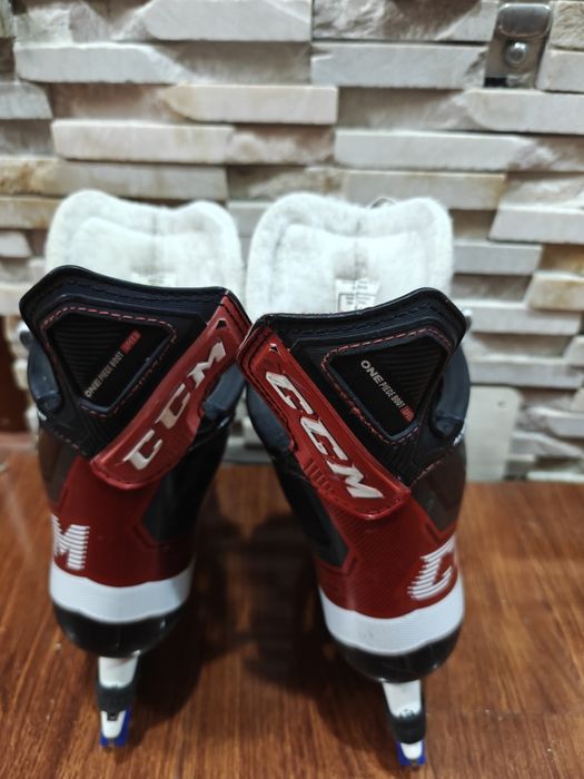 Профессиональные хоккейные коньки CCM Jetspeed FT4