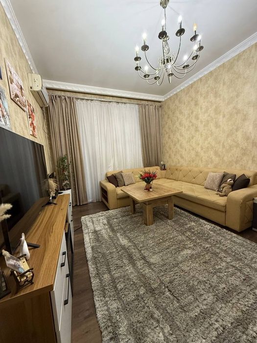 Продаётся  Высокопотолочка Чиланзар 1  3/3/4  с двумя балконами!