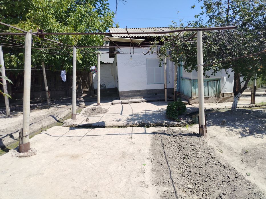 O'rta Chirchiq tuman Kuchlik MFY Uchastka sotiladi 4xona uyi bilan yer