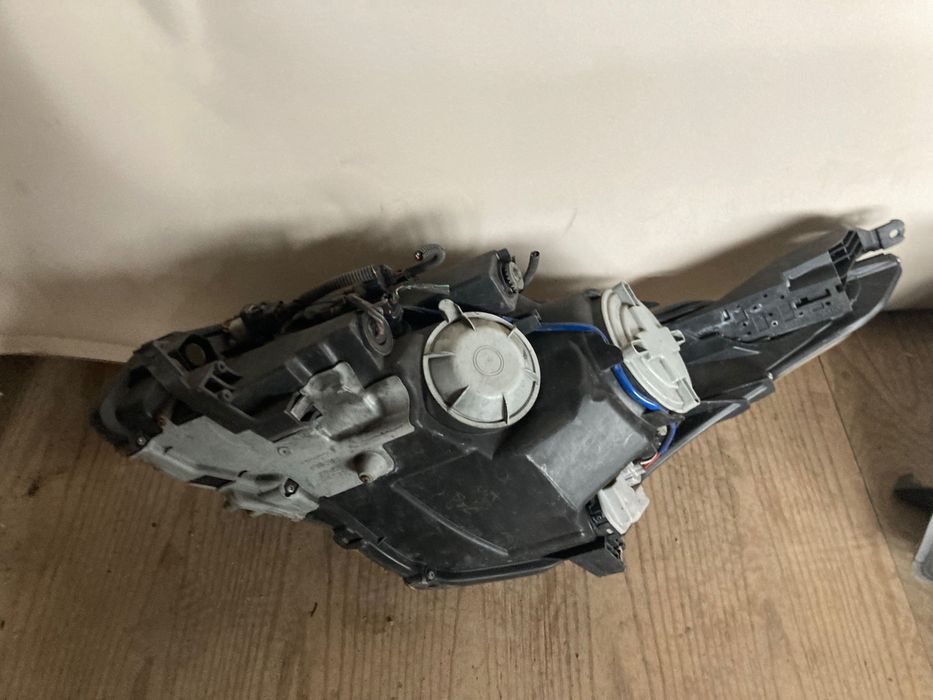 Десен Фар. Фарове Toyota Avensis III. T27.09-15.