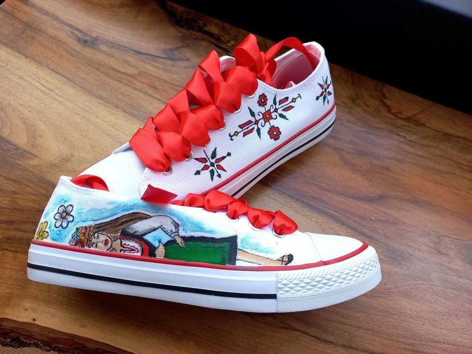 Ръчно рисувани кецове-българка