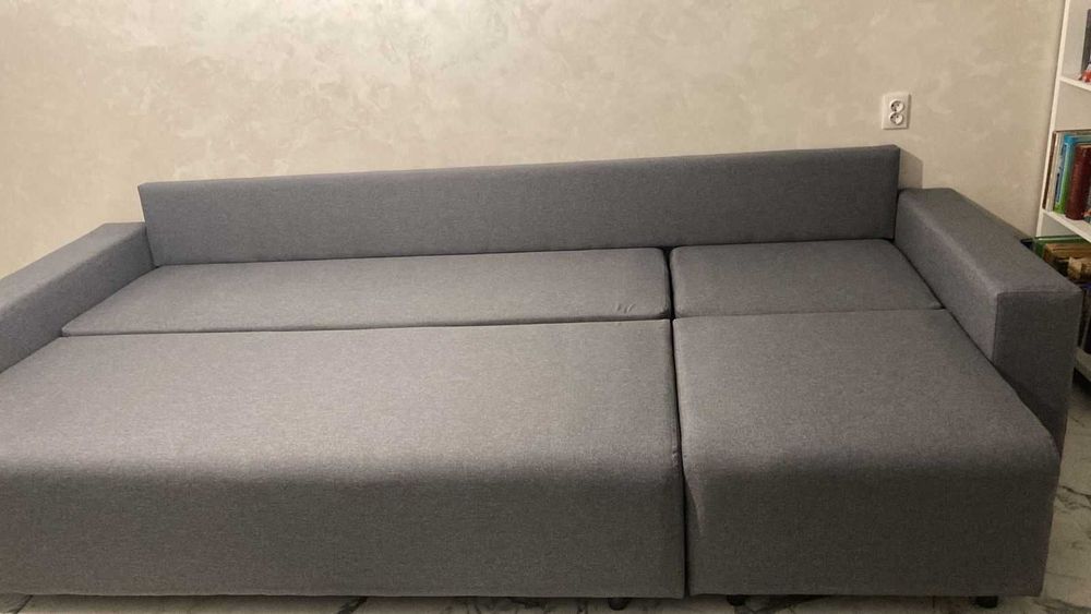 Диван серый с подушками