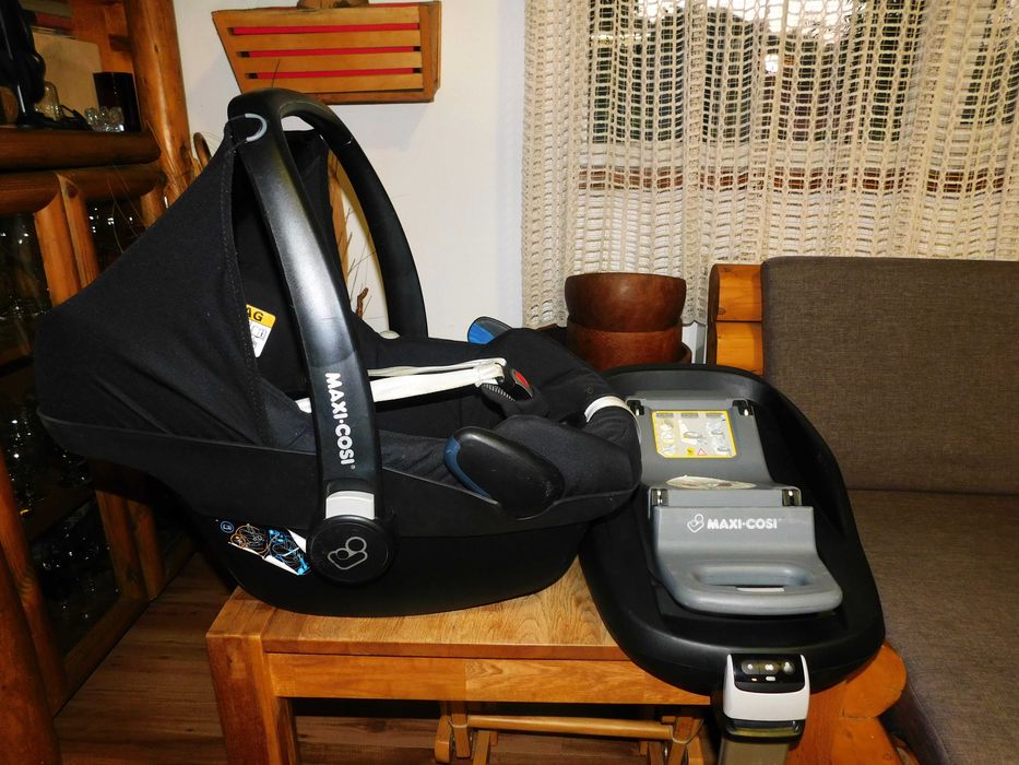 Scoica Maxi Cosi Pebble + bază Isofix FamilyFix