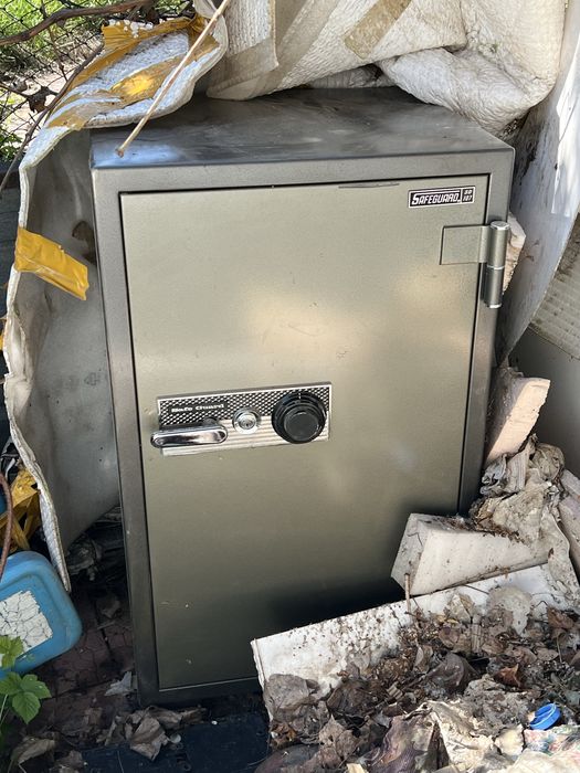 Сейф несгораемый