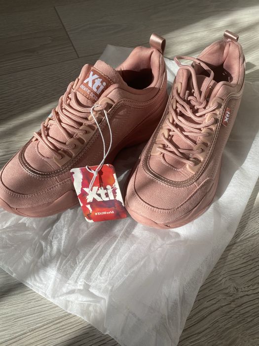 Кроссовки женские