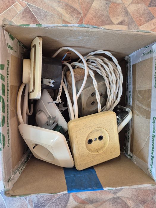 Старые выключатели, розетки