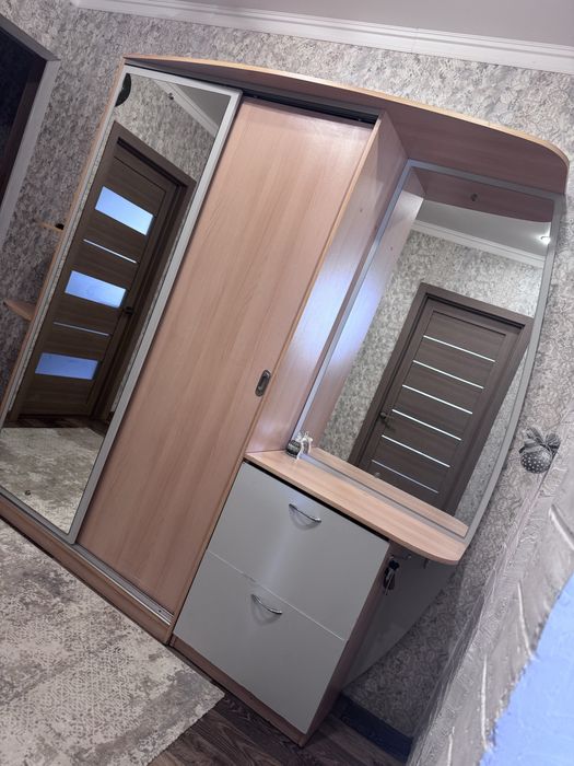 Продам шкаф в прихожую