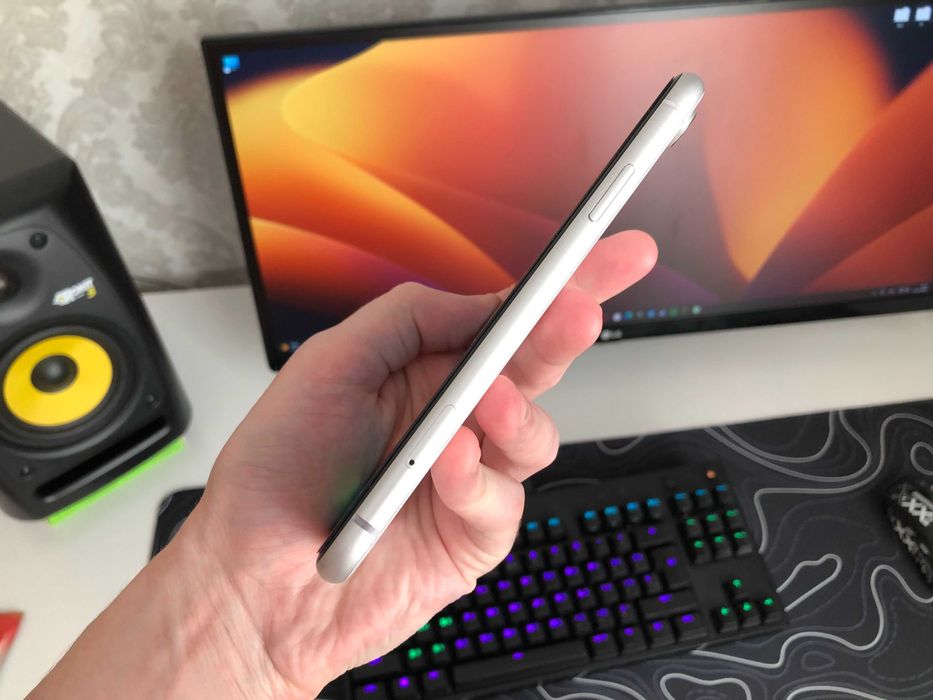 Телефон iPhone XR 64gb white