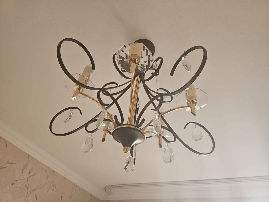 Люстра в хорошем состоянии