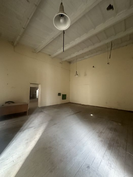 Сдам в аренду помещение под производство имеется кран-балка. 350 кв.м