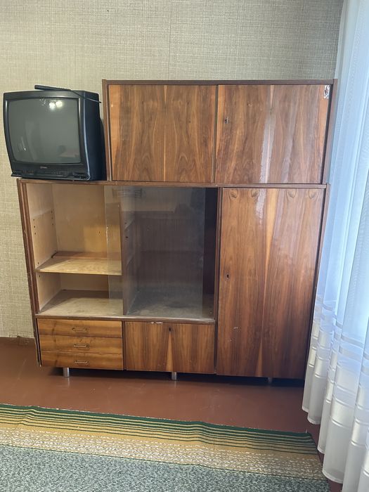 Продам шкаф-сервант и тумбу