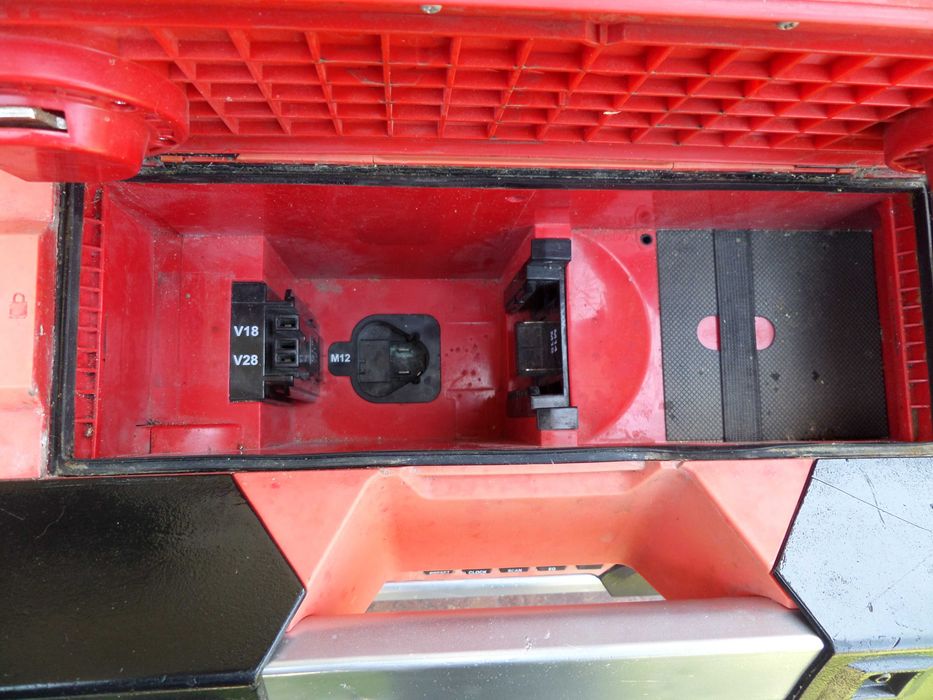 Radio santier Milwaukee C12-28 DCR perfect functional pe acumulatori si la priza