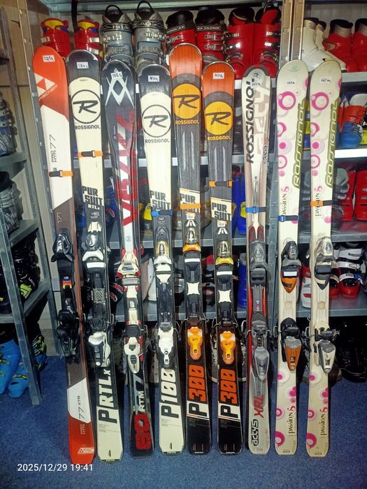 Vând skiuri clăpari bete placi snowboard booti căști