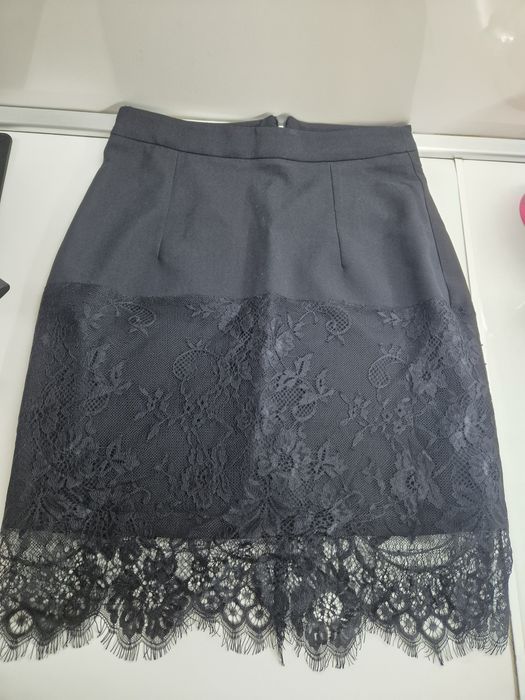 Две поли стилна дантеленс и разкроена