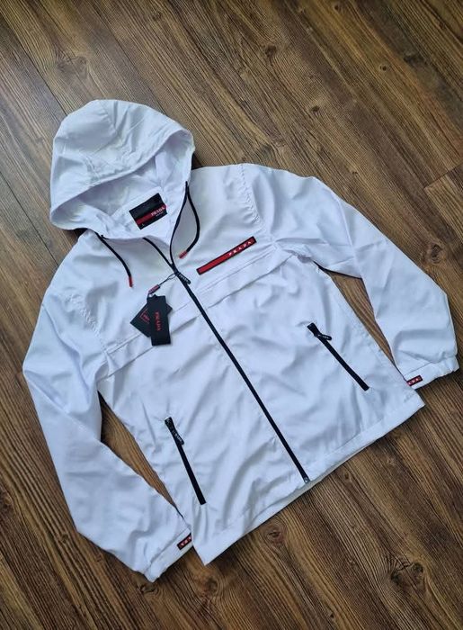 Страхотна мъжка ветровка яке  размер  S и L

Мъжка ветровка