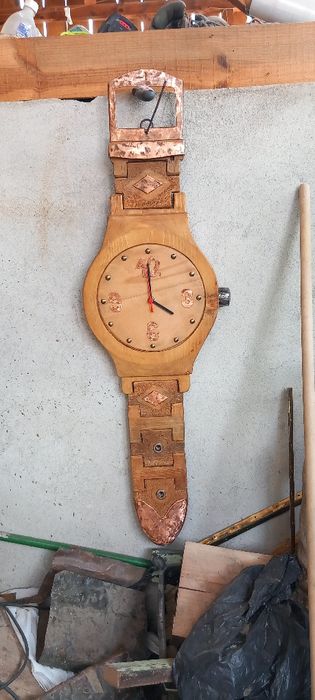 Дървен стенен часовник.