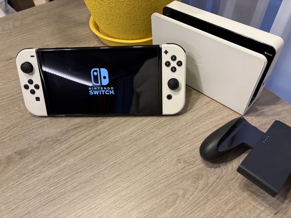 Nintendo Switch OLED White - Пълен комплект