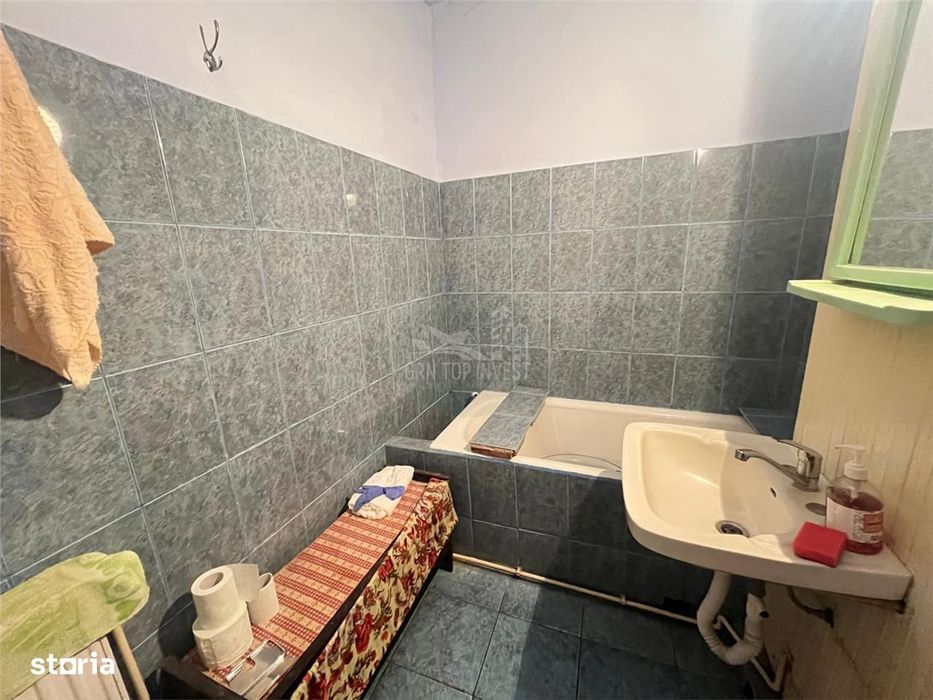 Apartament 2 camere decomandat balcon pivnita zona Vasile Aaron