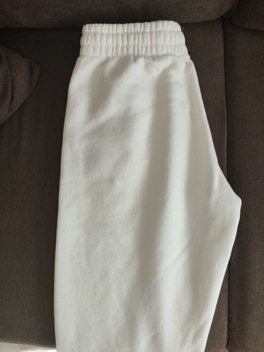 Дънки и спортен панталон