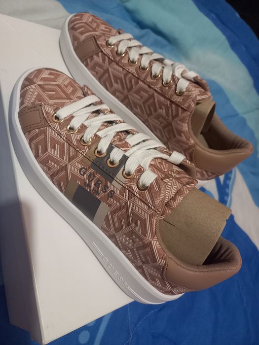 Чисто нови дамски обувки GUESS