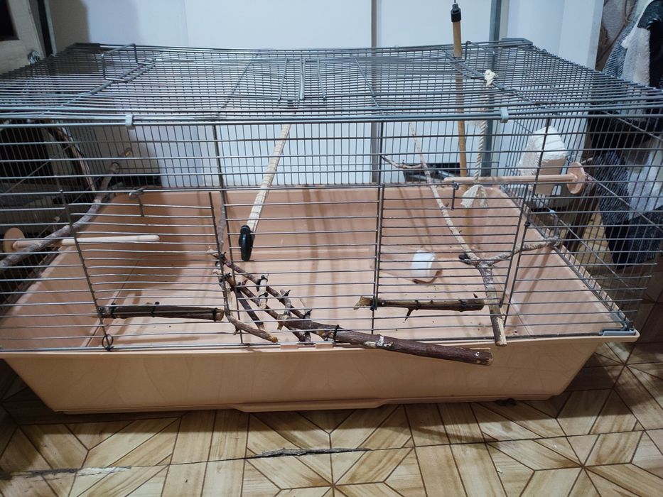 Продаётся большая клетка для попугаев