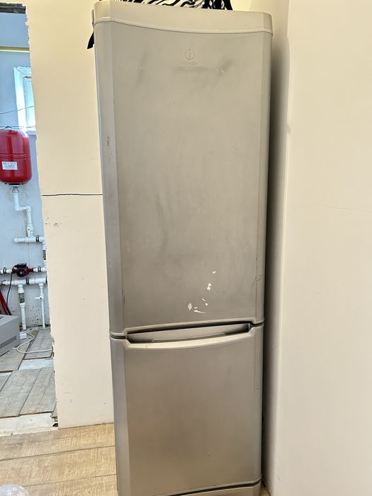 Продам холодильник индезит