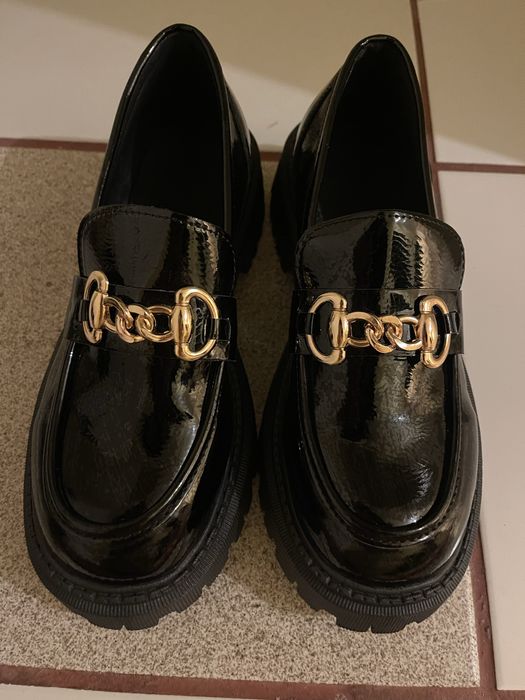 Стилни дамски обувки с моден дизайн