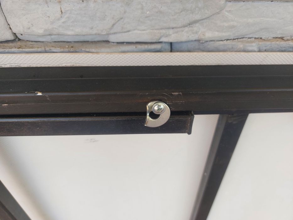 Xontaxta temir profildan. Usti plastik.