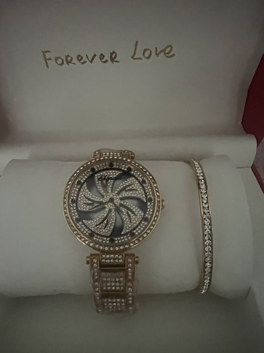 Часы с браслетом с вращающим циферблатом