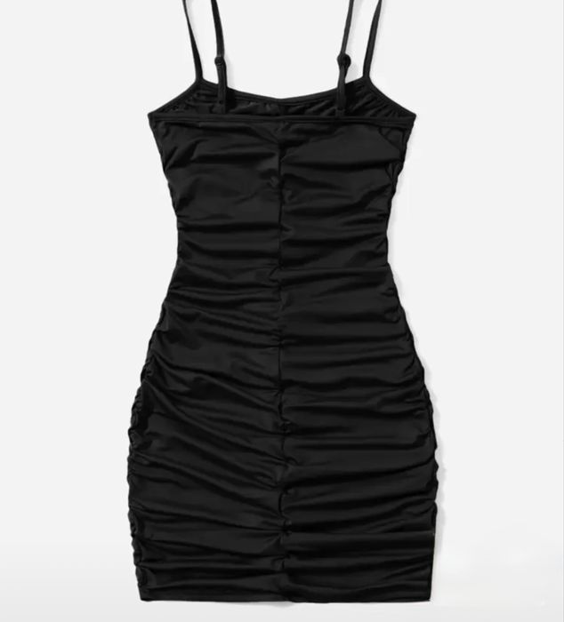 Къса черна рокля