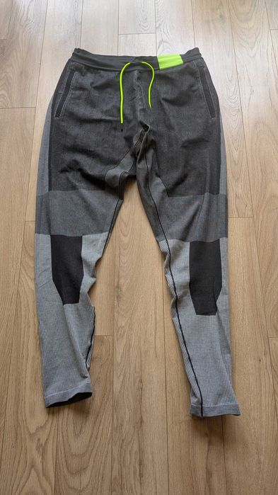 Продавам долнище Nike AR1589-010 размер L като ново