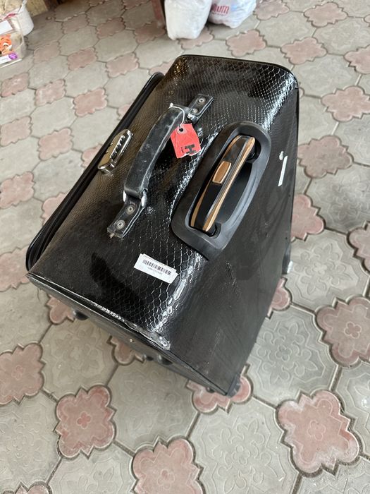 Чемодан крокодил в хорошем состоянии